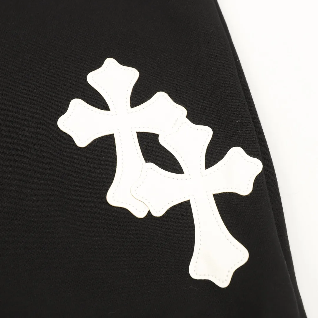 🅿️500 Chrome Hearts/Chrome Hearts 25Fw leather label cross patch embroidered round neck sweatshirt CH24 autumn and winter new leather cross flower cluster sweatshirt, Chrome Hearts has the religious spirit of the Middle Ages, so the cross pattern is indispensable. The cross pattern sewn with the three-dimensional leather label is spread all over the body. The overall clothing is matched with the same color leather label, which looks simple and elegant, and adds a sense of class, which can satisfy the cool style of fashionistas who pursue low-key luxury. 430 grams of 100% cotton terry, no gender restrictions, authentic grade! Color: black, white Size: XS-L